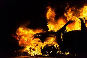 U Aleksincu zapaljen automobil u stambenoj četvrti