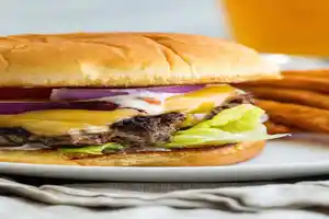 Umetnost Smash Burgera: Od Tradicije do Trenda