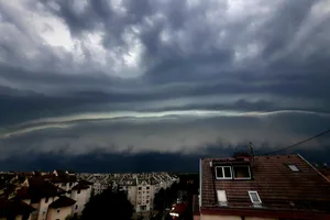 Olujna nevremena pogodila Beograd - Jak vetar i obilne padavine izazvale probleme(VIDEO)