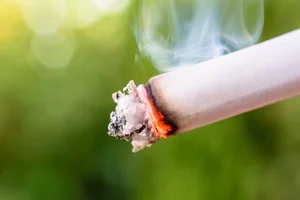 Britanska vlada razmatra postavljanje zdravstvenih poruka unutar paklica cigareta radi podsticanja na prestanak pušenja