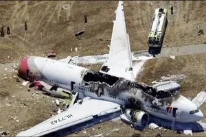Tragedija u Maleziji pad aviona na autoput