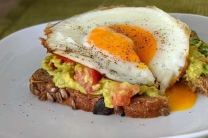 Kulinarski užitak za doručak - Tostirane avokado polovine sa jajima