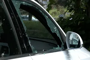 Vandalizam na parkingu u Novom Sadu: Deset vozila oštećeno razbijanjem stakala