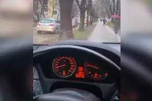 Nesvakidašnji prizor u Leskovcu: Automobilom "jugo" kruzirao trotoarima (VIDEO)