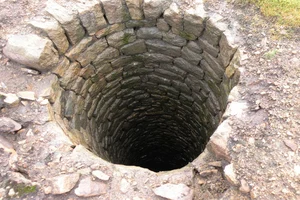 Neobičan sistem obeležavanja rupa u Kaluđerici:Briga za bezbednost stanovnika(FOTO)