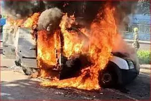 Dramatična scena kod naplatne stanice Mali Požarevac-Kombi vozilo potpuno izgorelo(VIDEO)