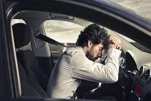 Vozač zaspao za volanom i završio na bedemu, srećom bez ozbiljnijih povreda(VIDEO)