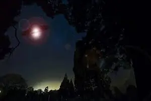 Misteriozna pojava:Neobična svetlost zapanjila posmatrače na nebu(VIDEO)