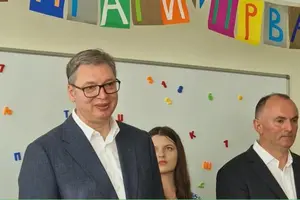 Predsednik Vučić otvorio "OŠ Svetislav Golubović Mitraljeta"u Batajnici