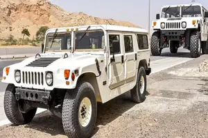 Velikan na točkovima: Dubai Rainbow Sheikh lansira nezaustavljivi "X3" Hummer H1 - Tri puta veći od bilo kog SUV-a ikada viđenog!